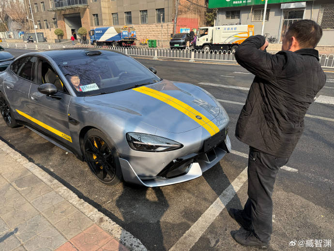 小孩哥下樓看小米SU7 Ultra<strong></p>
<p>不銹鋼板廠
</strong>，沖回家拿車模送車主:不銹鋼板廠
