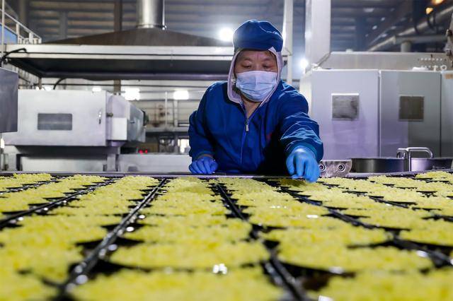 武陟縣：春節(jié)熱銷季 食品廠忙碌搶生產(chǎn)迎“開門紅”:鋼板樁生產(chǎn)廠
